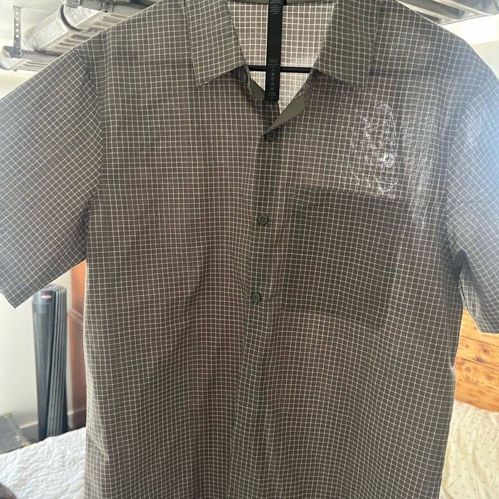 Lululemon Mens Grid Light Short sleeve button up - New without tags - size Large